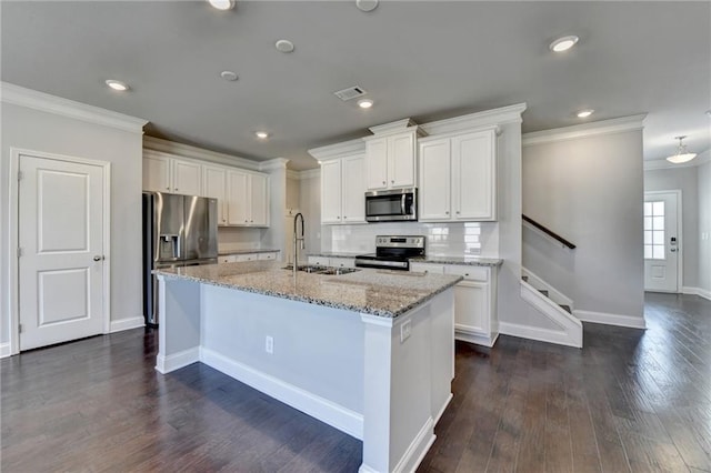 kitchen featuring stainless steel appliances, a sink, visible vents, dark wood-style floors, and crown molding