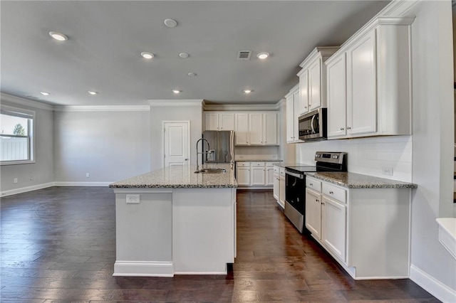 kitchen with visible vents, dark wood-style flooring, stainless steel appliances, white cabinetry, and a sink