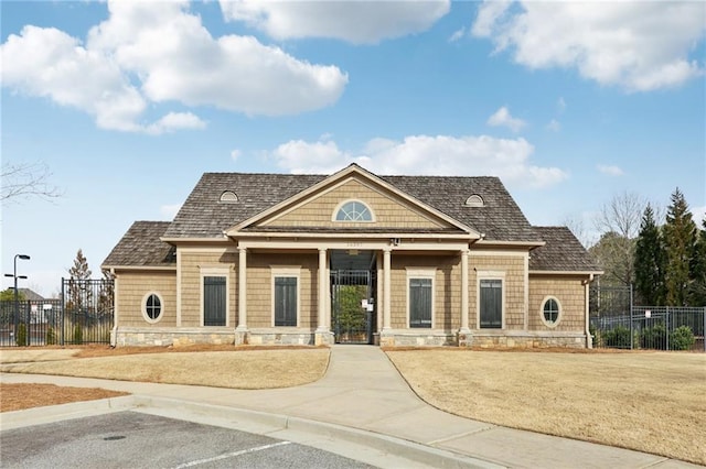 view of front of home featuring a front lawn