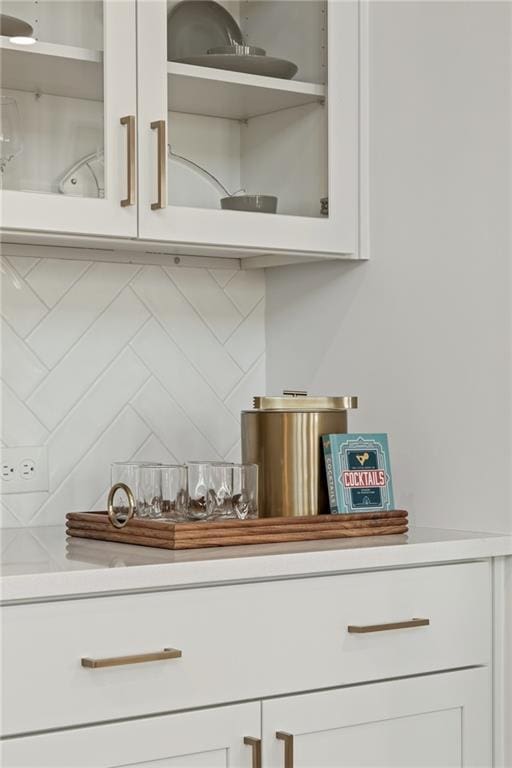 bar featuring tasteful backsplash