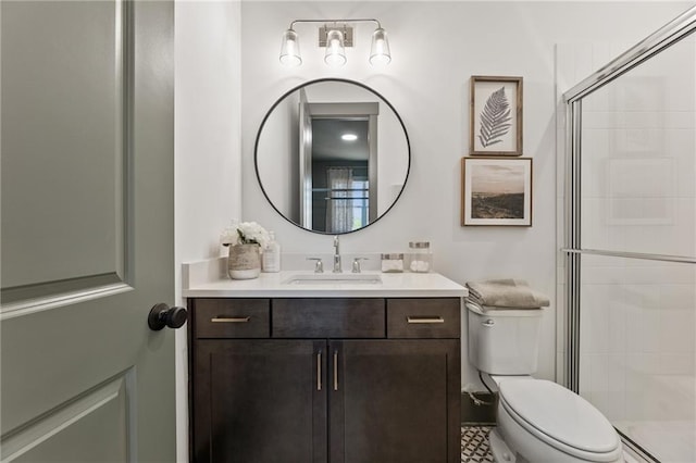 full bath featuring toilet, tiled shower, and vanity