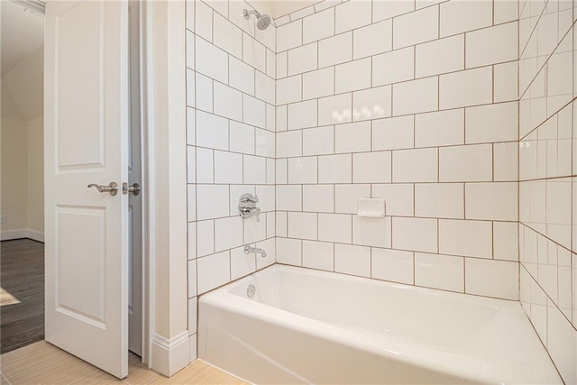 bathroom with tiled shower / bath combo