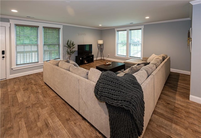 living area with baseboards, recessed lighting, crown molding, and wood finished floors