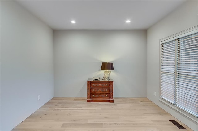 unfurnished room featuring light wood finished floors, visible vents, and recessed lighting