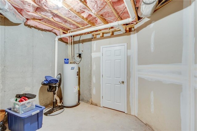 unfinished below grade area featuring electric water heater