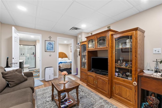 living area with light wood-style floors, baseboards, recessed lighting, and visible vents