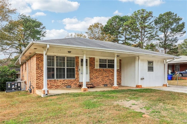 single story home featuring a front yard