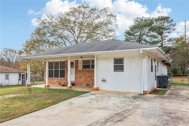 view of front of house with a front yard