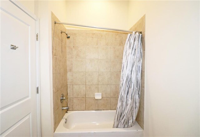 bathroom with shower / bath combo