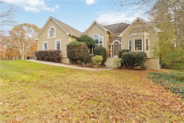 view of front property featuring a front lawn