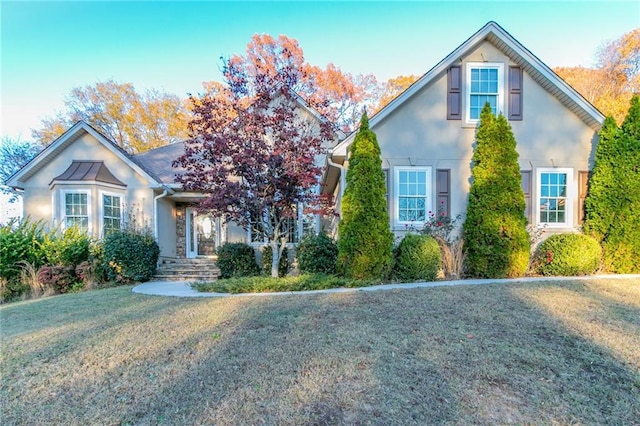 view of front of house featuring a front lawn