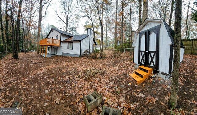 view of yard featuring a storage unit