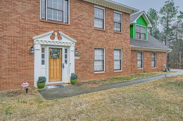 view of front of property featuring a front yard