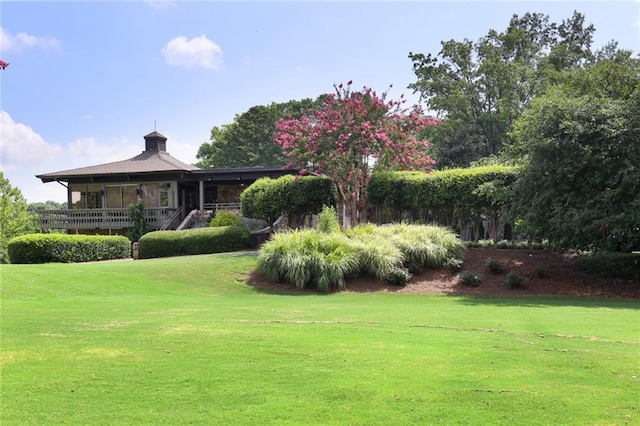 view of front facade with a front lawn