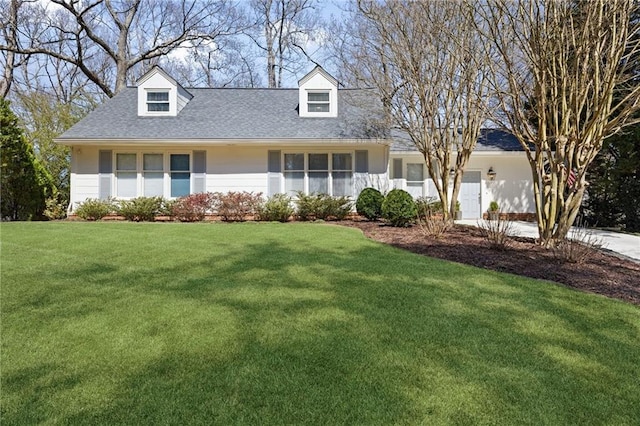 cape cod house featuring a front lawn and roof with shingles