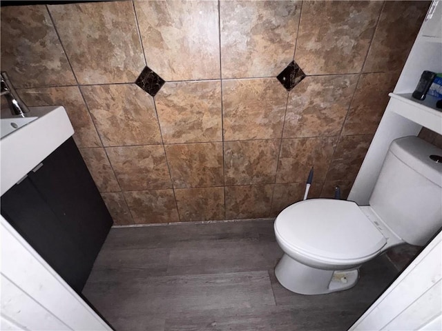 4018 Carisbrook Dr, Union City, GA 30291 - bathroom featuring wood finished floors and vanity