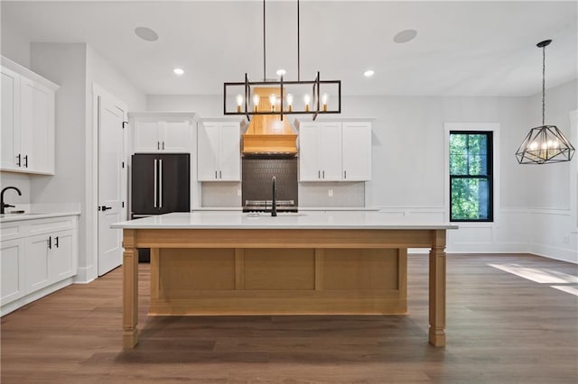 kitchen featuring a chandelier, light countertops, dark wood-type flooring, and recessed lighting
