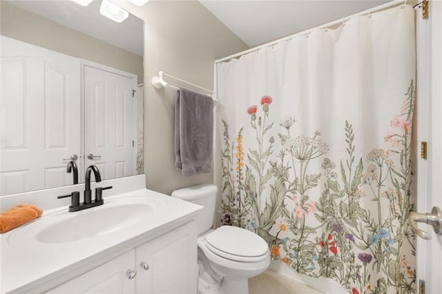 full bathroom with a shower with curtain, vanity, and toilet