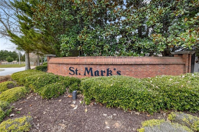 view of community / neighborhood sign