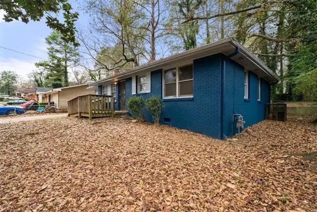 ranch-style home featuring a wooden deck