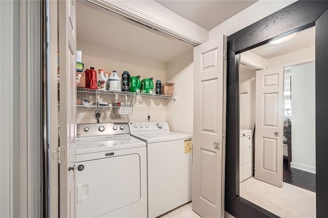 washroom featuring light tile patterned floors and washing machine and clothes dryer