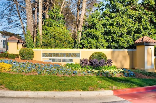 community / neighborhood sign featuring a lawn