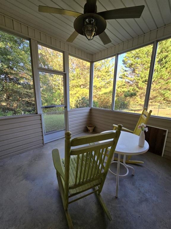 sunroom featuring ceiling fan