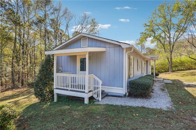 view of front facade featuring a front yard