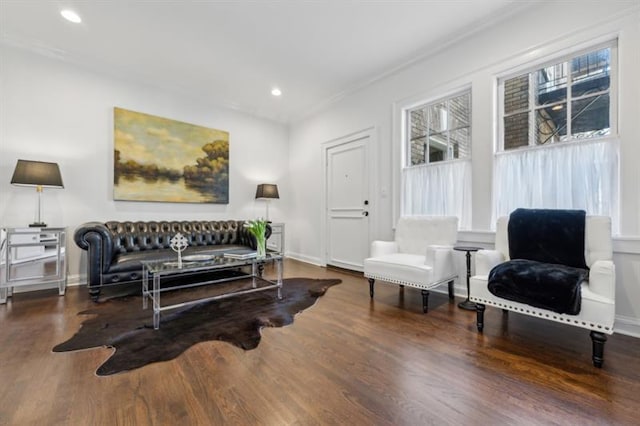 living room with baseboards, wood finished floors, recessed lighting, and crown molding