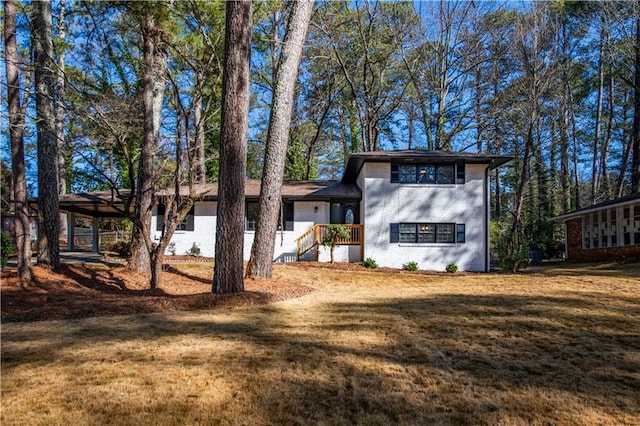 view of front facade with a front yard