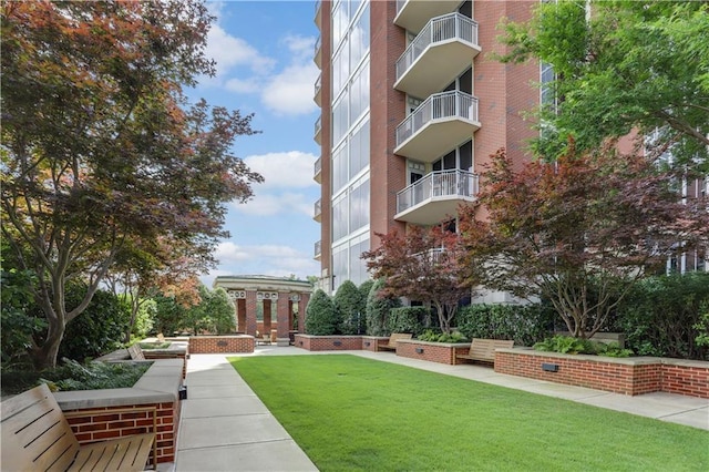view of property's community featuring a lawn
