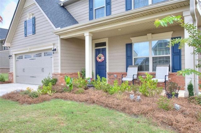 view of front facade featuring a porch and a front lawn