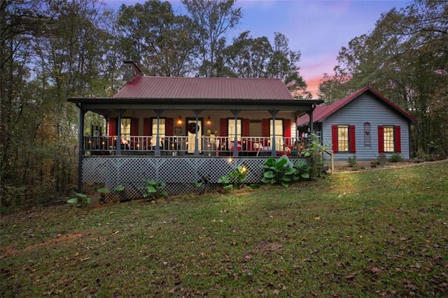 view of front facade featuring covered porch and a lawn