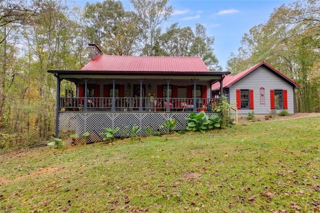 view of front facade featuring a front yard and covered porch