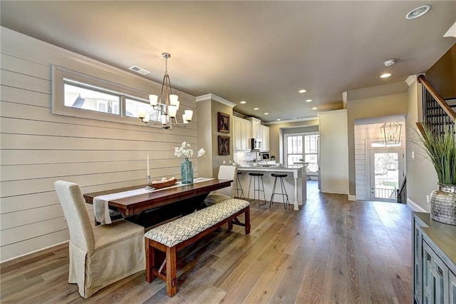 dining area featuring a chandelier, recessed lighting, visible vents, and hardwood / wood-style floors