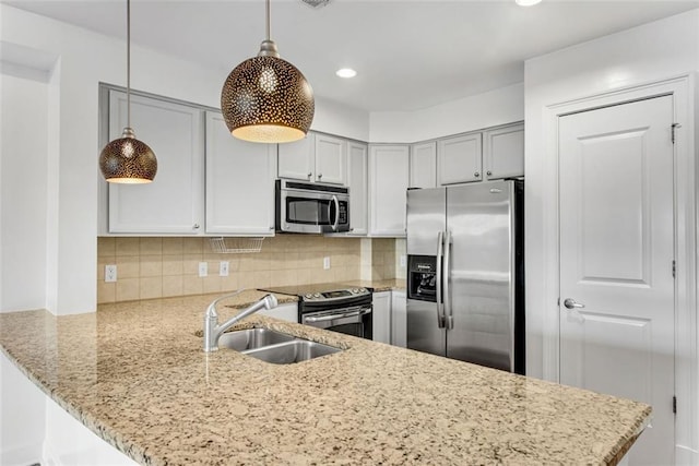 kitchen with sink, stainless steel appliances, kitchen peninsula, decorative light fixtures, and decorative backsplash