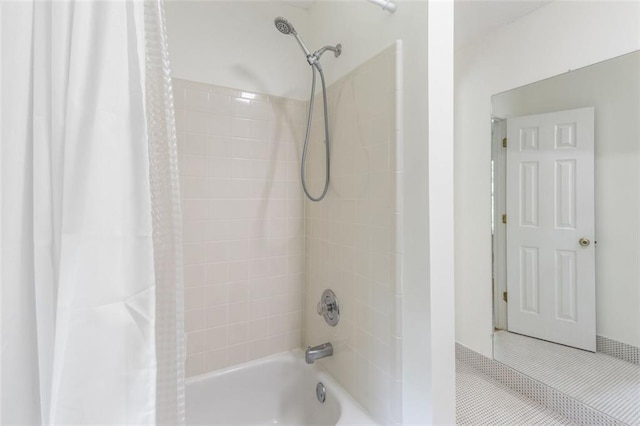 bathroom featuring shower / tub combo