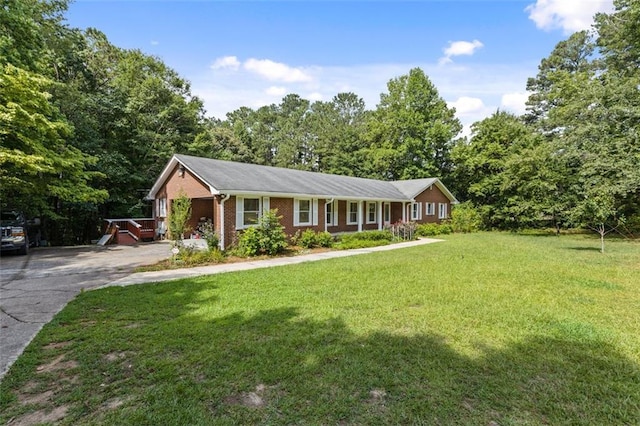 single story home featuring a front yard