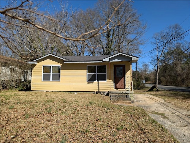 view of front of property featuring a front yard