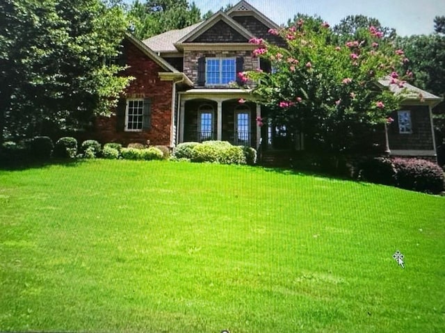 view of front of property with a front yard