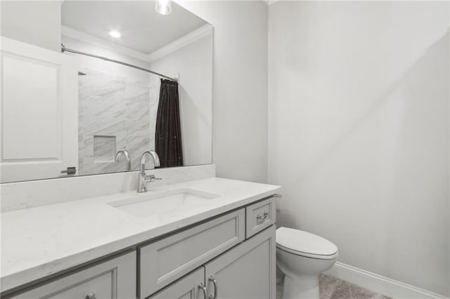 full bathroom featuring toilet, a shower with shower curtain, baseboards, vanity, and ornamental molding