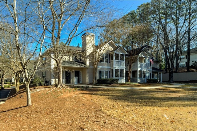 view of front of house featuring a front lawn