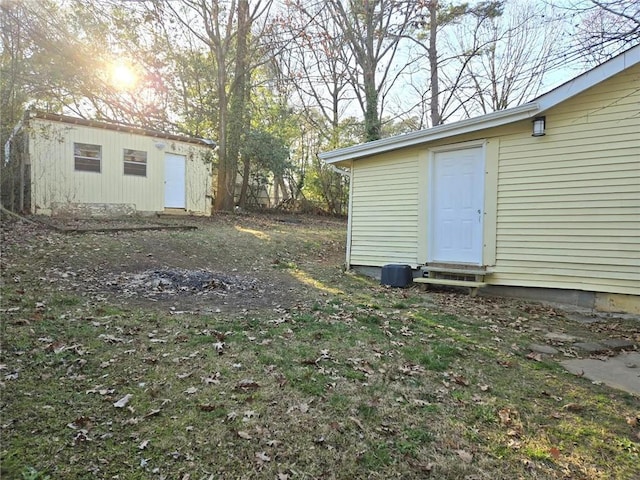 view of yard with entry steps and an outdoor structure