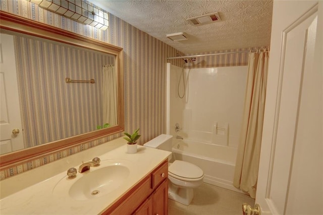 bathroom with wallpapered walls, toilet, vanity, shower / tub combo, and a textured ceiling