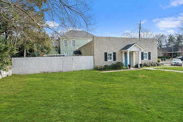 view of front of house featuring a front yard