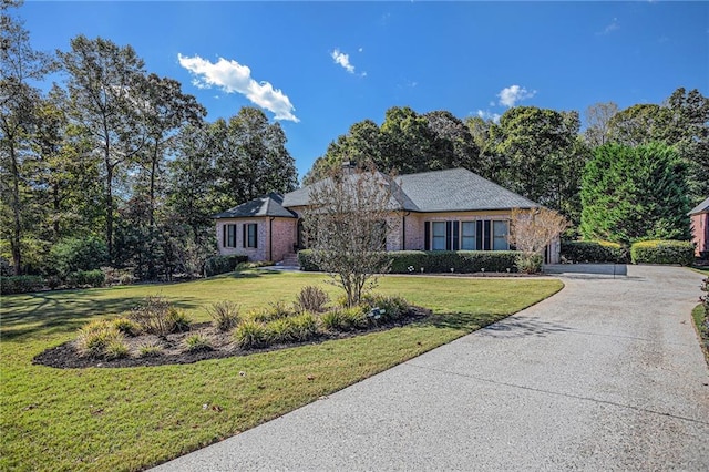 view of front of home featuring a front lawn