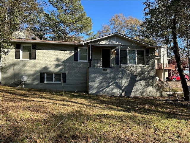 view of front of home featuring a front lawn