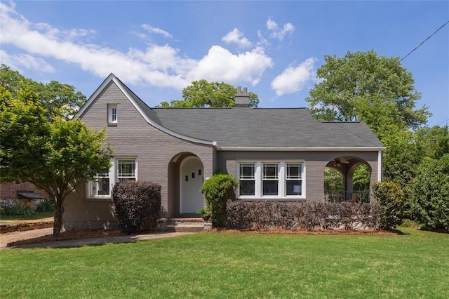 view of front of house featuring a front yard