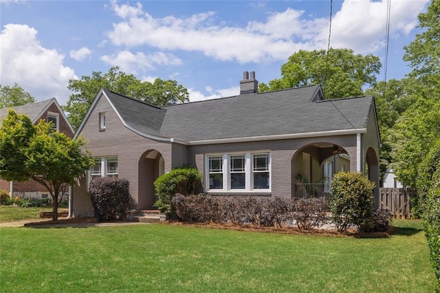 view of front facade with a front lawn