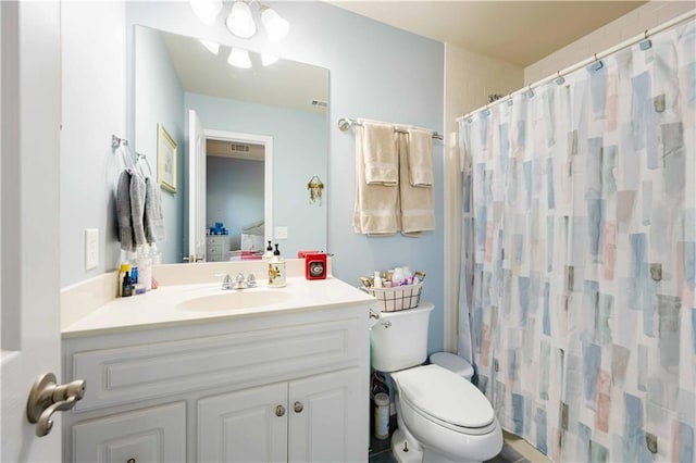 full bathroom with vanity, toilet, ensuite bathroom, and a shower with curtain